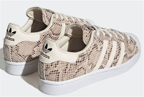 Ein Adidas Superstar in Snakeskin feiert das “Jahr der Schlange”